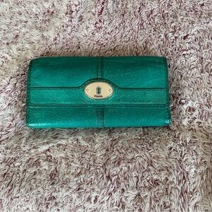 Fossil Leather Green Wallet. EUC! Lots of card slots.